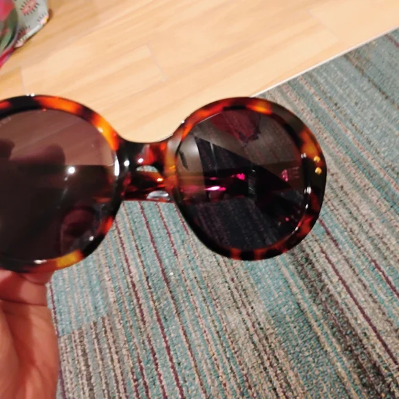 Gucci Tortoiseshell Sunglasses with Case - Picture 2 of 6